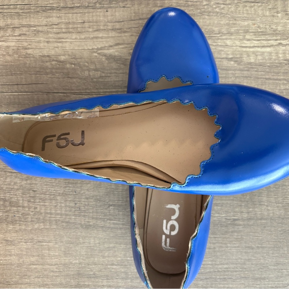 F5J Blue Ballet Flats with a scalloped edge design NWOT.